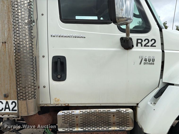 image for item FK4171 2006 International 7400 truck cab and chassis