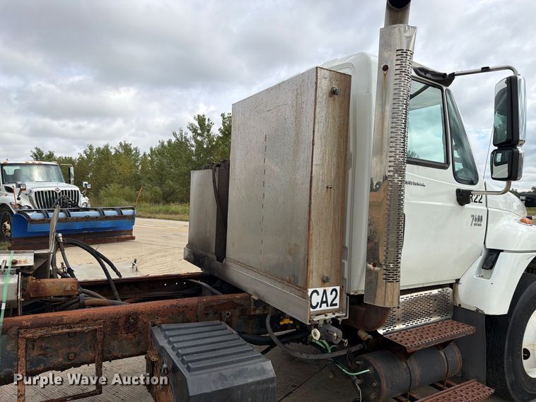 image for item FK4171 2006 International 7400 truck cab and chassis