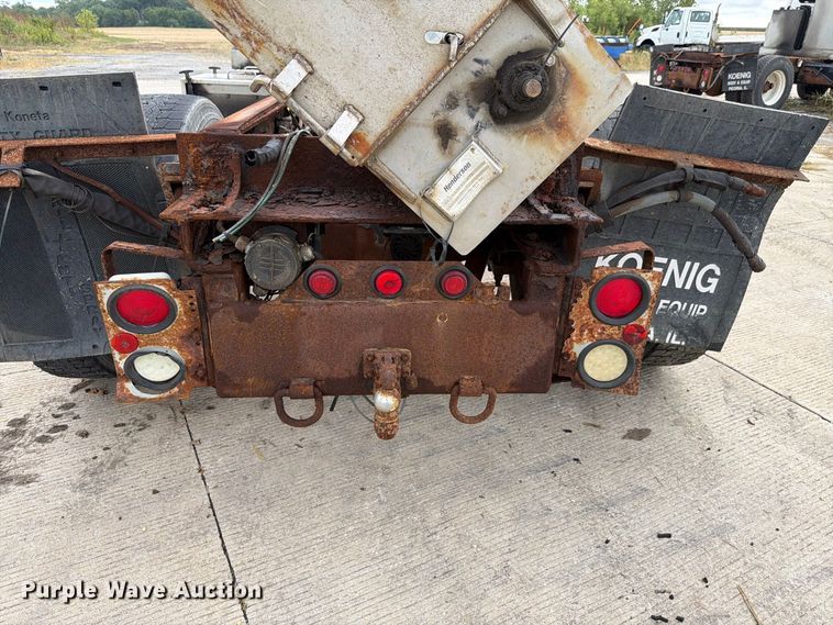 image for item FK4171 2006 International 7400 truck cab and chassis