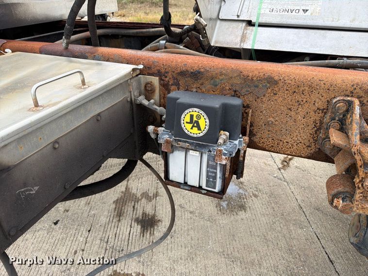 image for item FK4171 2006 International 7400 truck cab and chassis