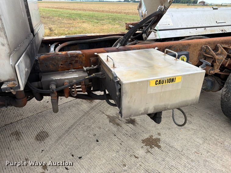 image for item FK4171 2006 International 7400 truck cab and chassis