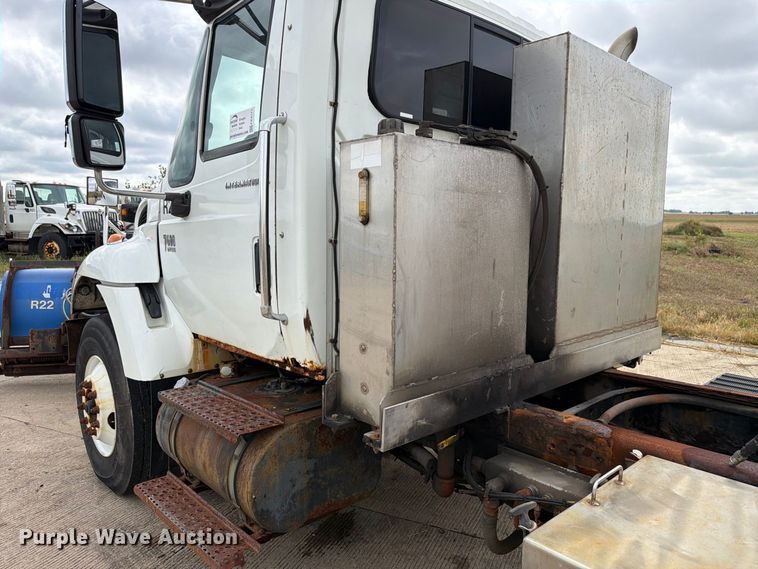image for item FK4171 2006 International 7400 truck cab and chassis