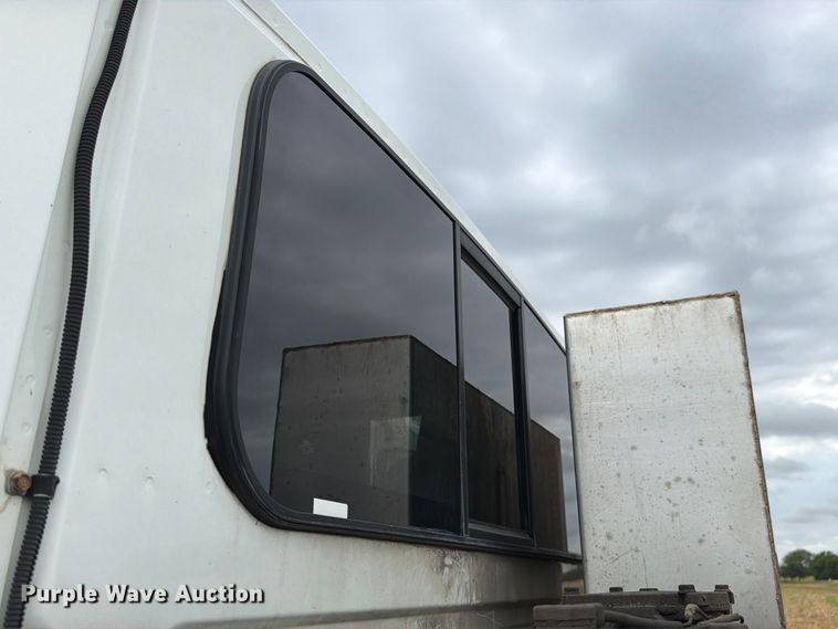 image for item FK4171 2006 International 7400 truck cab and chassis