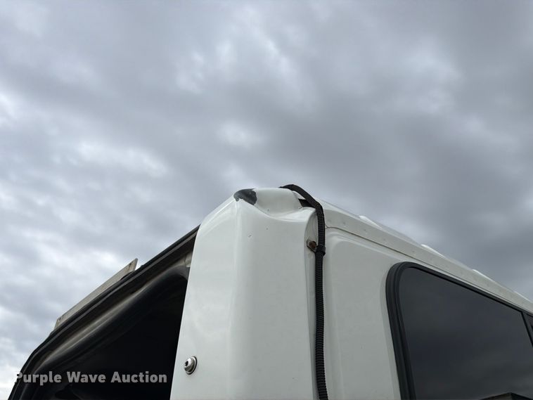 image for item FK4171 2006 International 7400 truck cab and chassis