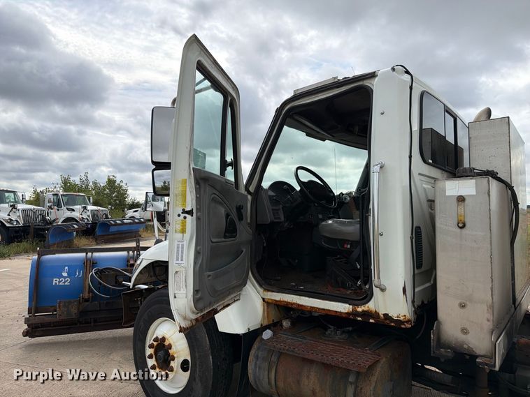 image for item FK4171 2006 International 7400 truck cab and chassis