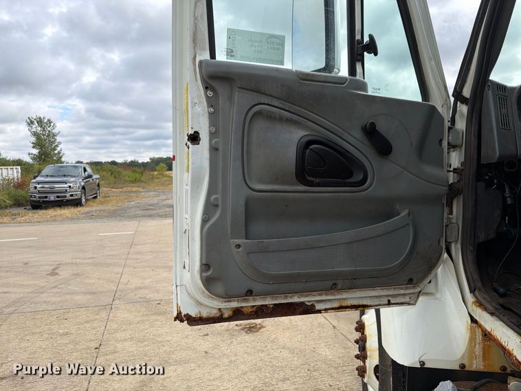 image for item FK4171 2006 International 7400 truck cab and chassis