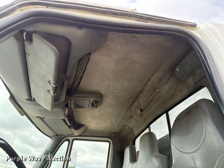 image for item FK4171 2006 International 7400 truck cab and chassis