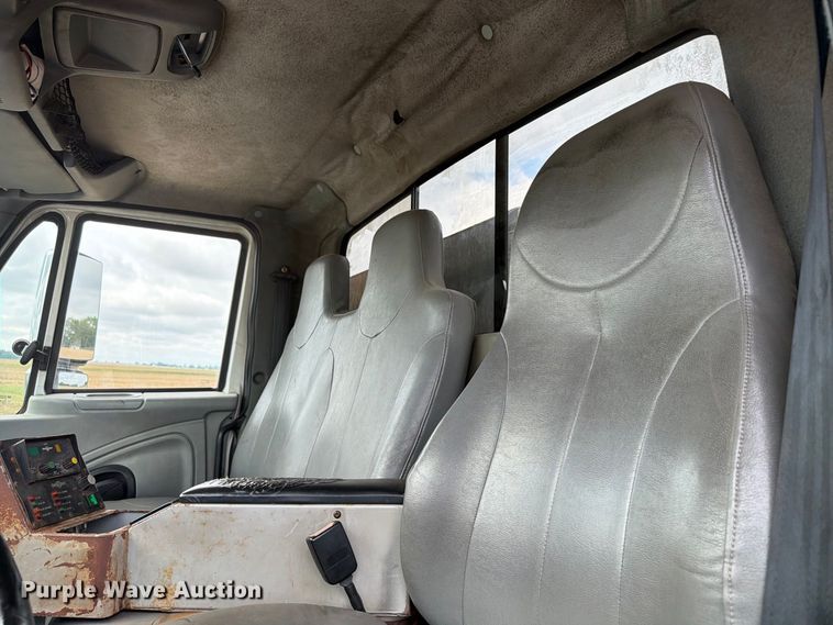 image for item FK4171 2006 International 7400 truck cab and chassis