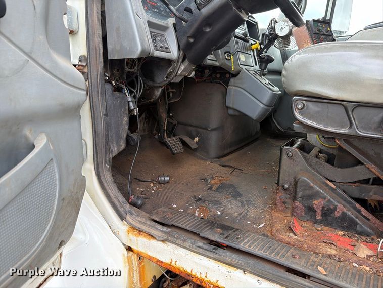 image for item FK4171 2006 International 7400 truck cab and chassis