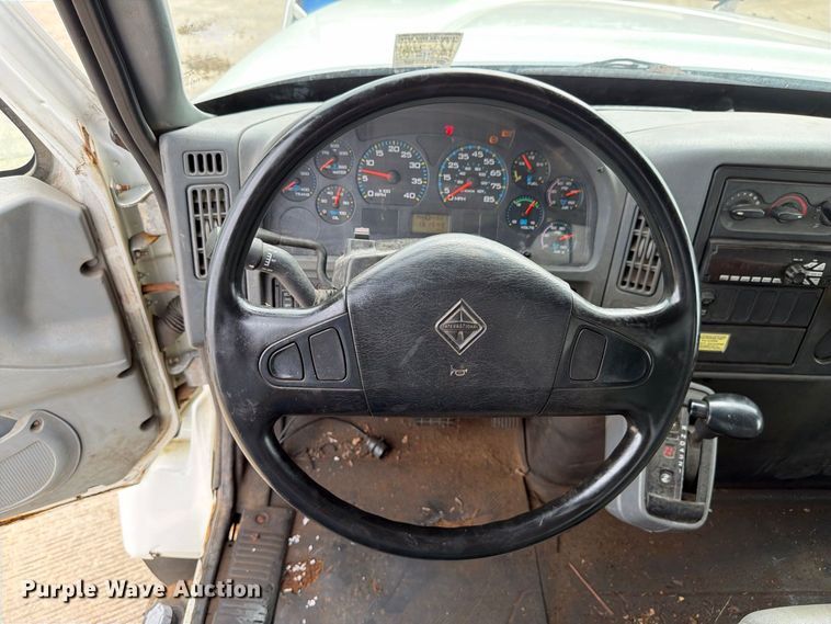 image for item FK4171 2006 International 7400 truck cab and chassis