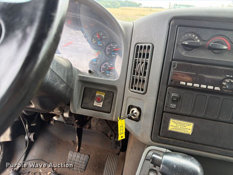 image for item FK4171 2006 International 7400 truck cab and chassis