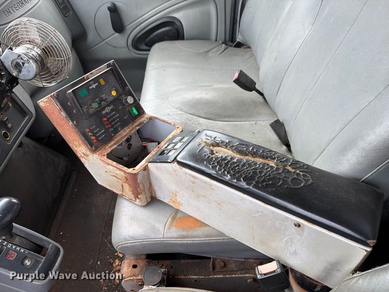image for item FK4171 2006 International 7400 truck cab and chassis