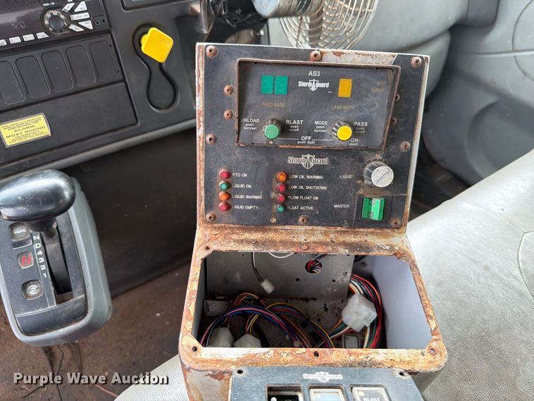 image for item FK4171 2006 International 7400 truck cab and chassis