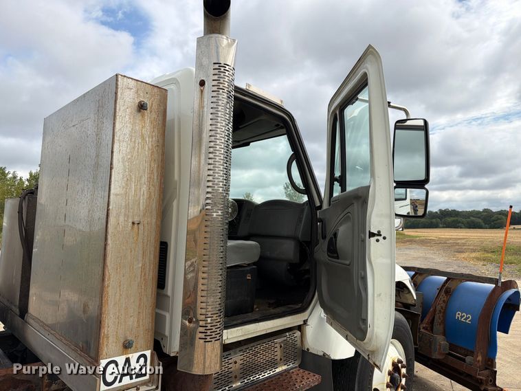 image for item FK4171 2006 International 7400 truck cab and chassis