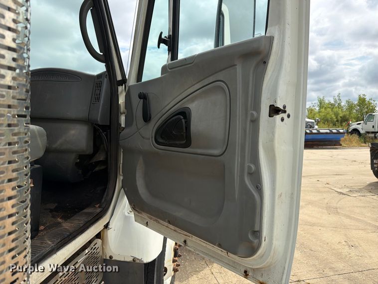 image for item FK4171 2006 International 7400 truck cab and chassis