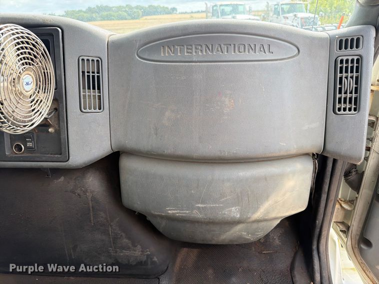 image for item FK4171 2006 International 7400 truck cab and chassis