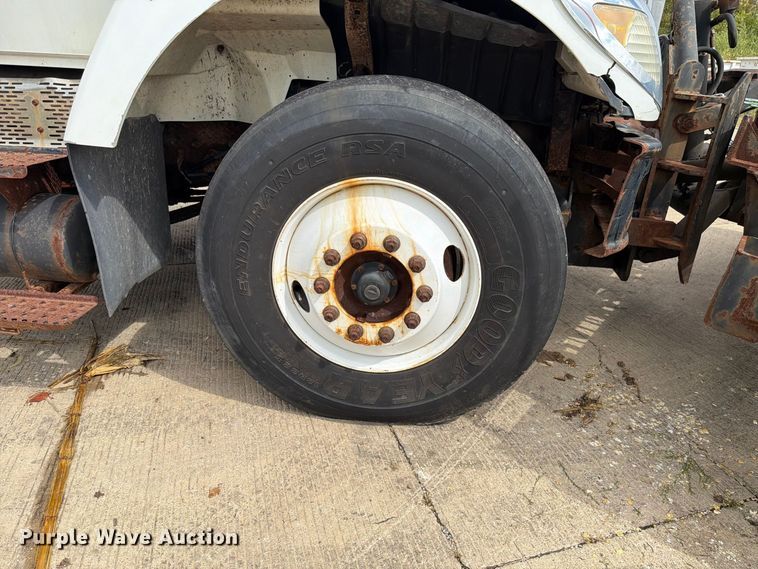 image for item FK4171 2006 International 7400 truck cab and chassis