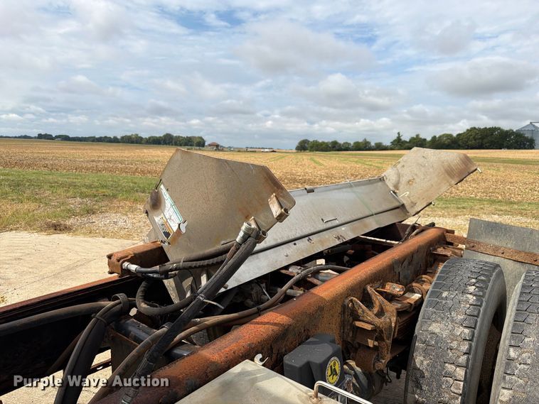 image for item FK4171 2006 International 7400 truck cab and chassis