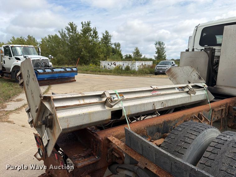 image for item FK4171 2006 International 7400 truck cab and chassis