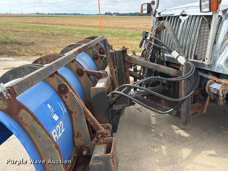 image for item FK4171 2006 International 7400 truck cab and chassis