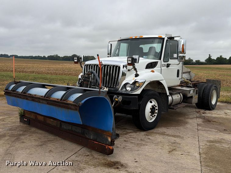 2013 International 7400 truck cab and chassis