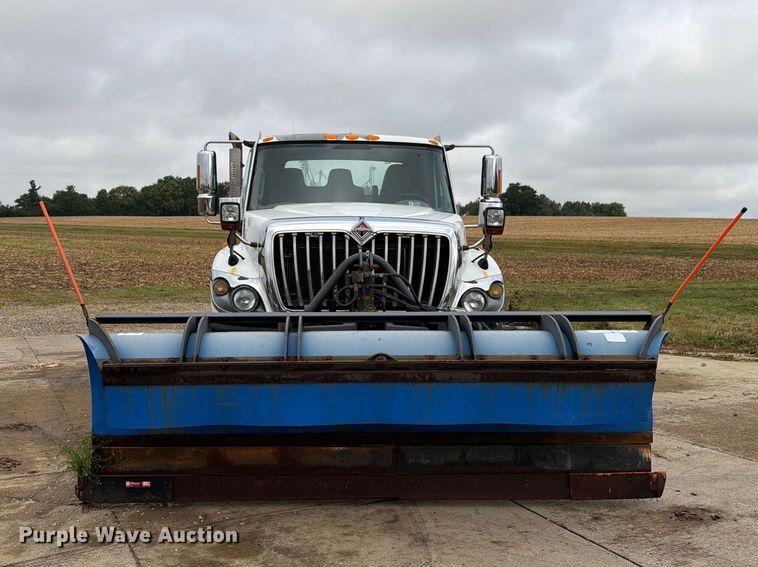 image for item FK4172 2013 International 7400 truck cab and chassis