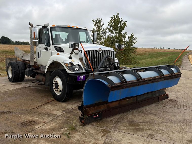 image for item FK4172 2013 International 7400 truck cab and chassis