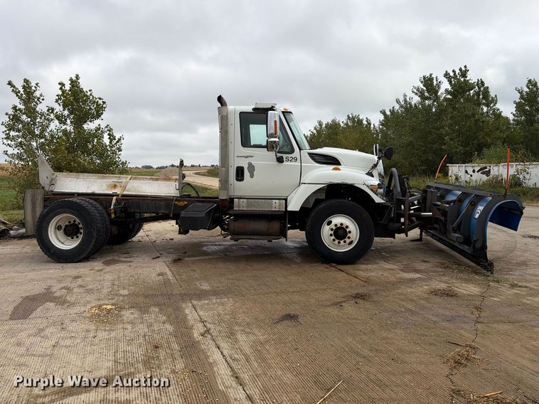 image for item FK4172 2013 International 7400 truck cab and chassis