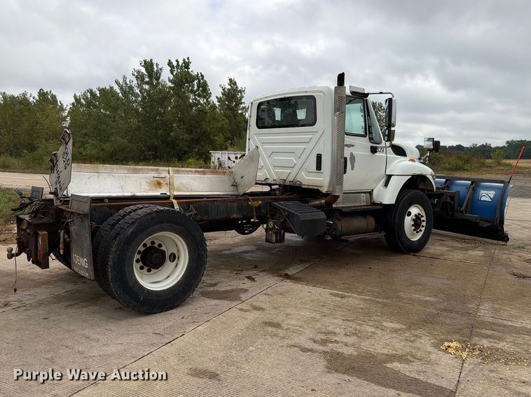 image for item FK4172 2013 International 7400 truck cab and chassis