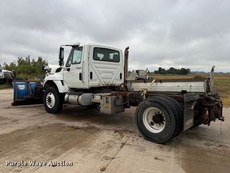 image for item FK4172 2013 International 7400 truck cab and chassis