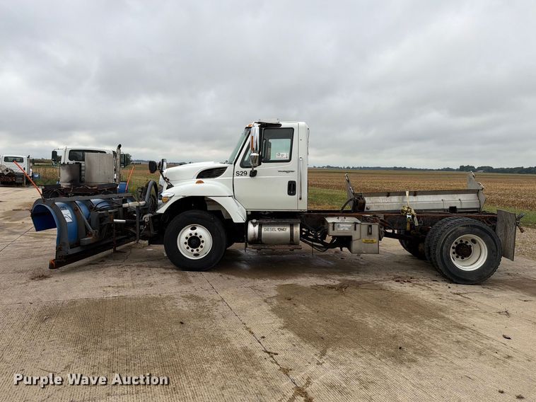 image for item FK4172 2013 International 7400 truck cab and chassis
