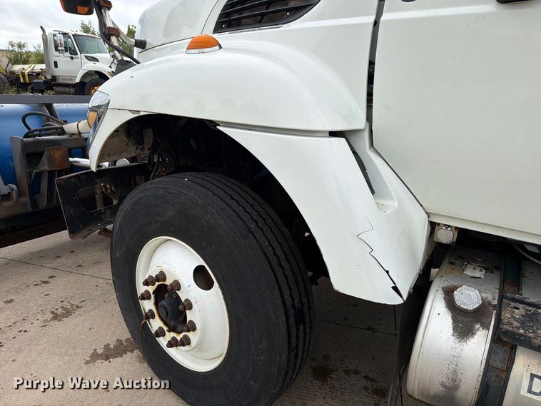 image for item FK4172 2013 International 7400 truck cab and chassis