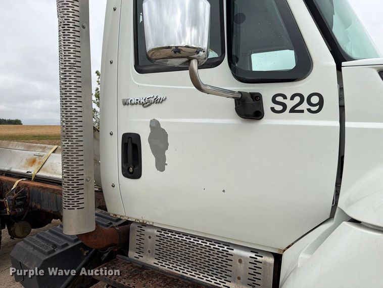 image for item FK4172 2013 International 7400 truck cab and chassis