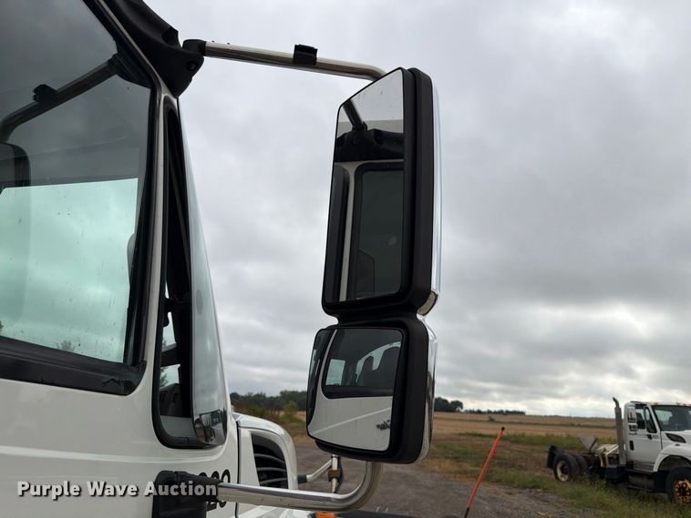 image for item FK4172 2013 International 7400 truck cab and chassis