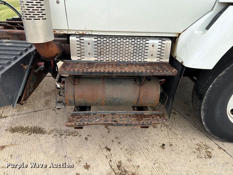 image for item FK4172 2013 International 7400 truck cab and chassis