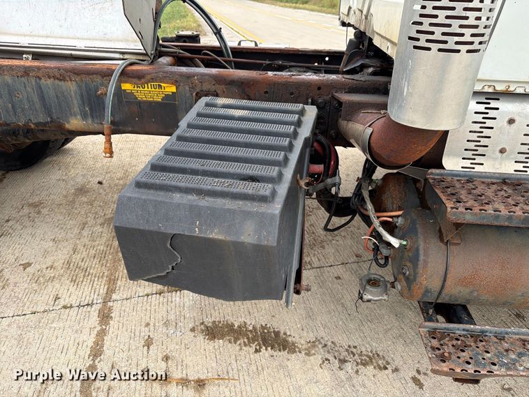 image for item FK4172 2013 International 7400 truck cab and chassis