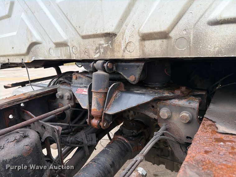 image for item FK4172 2013 International 7400 truck cab and chassis