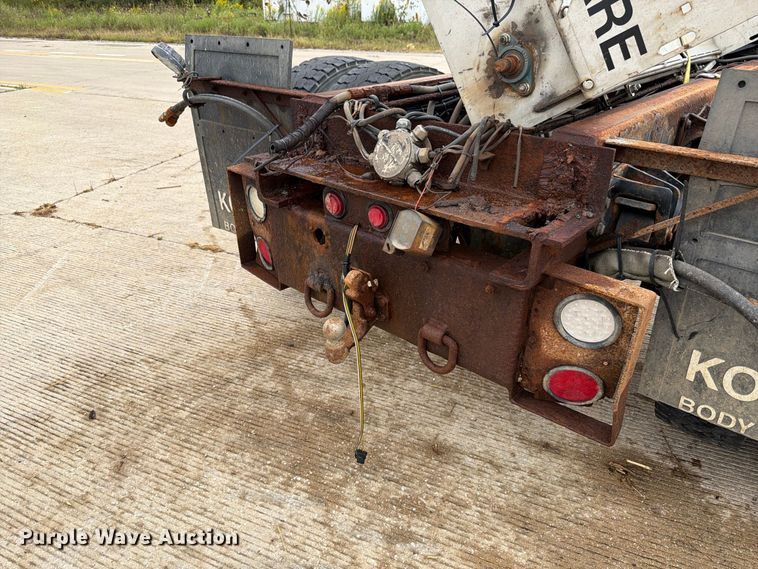 image for item FK4172 2013 International 7400 truck cab and chassis
