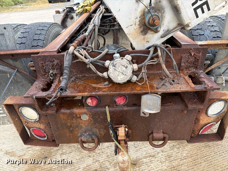 image for item FK4172 2013 International 7400 truck cab and chassis