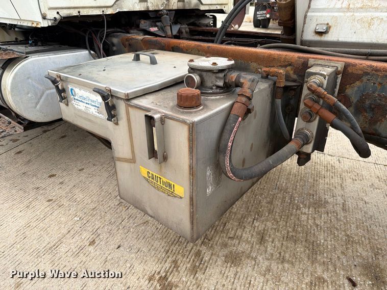 image for item FK4172 2013 International 7400 truck cab and chassis