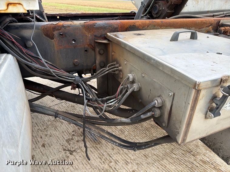 image for item FK4172 2013 International 7400 truck cab and chassis