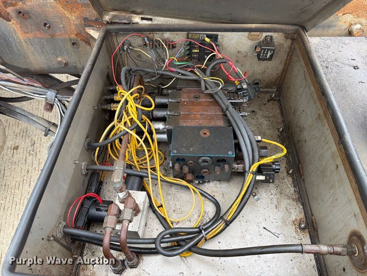 image for item FK4172 2013 International 7400 truck cab and chassis