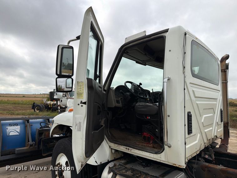 image for item FK4172 2013 International 7400 truck cab and chassis