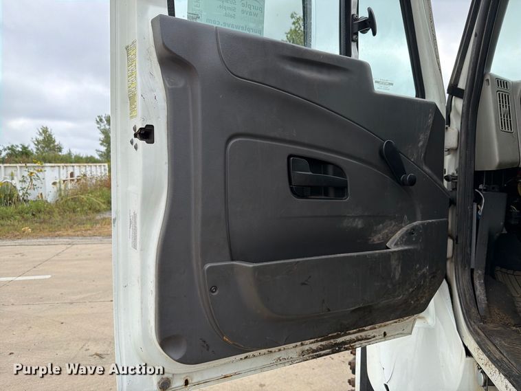 image for item FK4172 2013 International 7400 truck cab and chassis