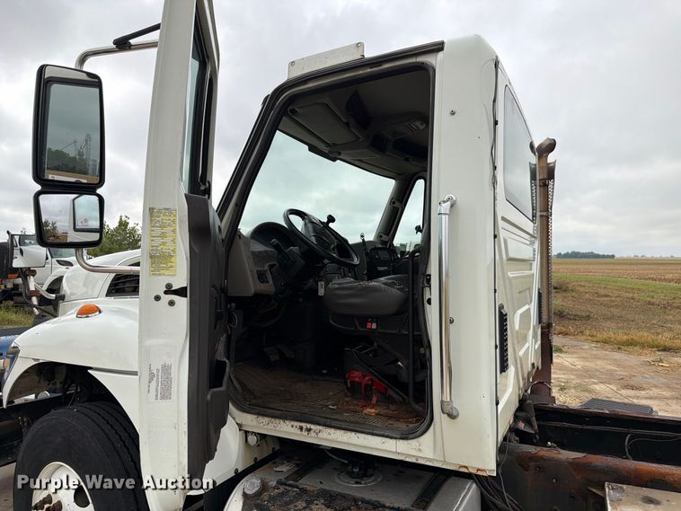 image for item FK4172 2013 International 7400 truck cab and chassis