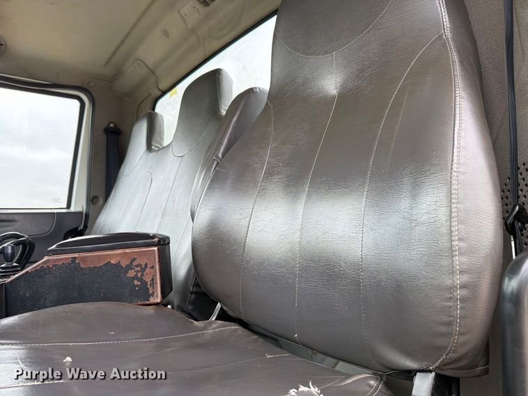 image for item FK4172 2013 International 7400 truck cab and chassis