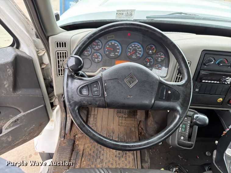 image for item FK4172 2013 International 7400 truck cab and chassis