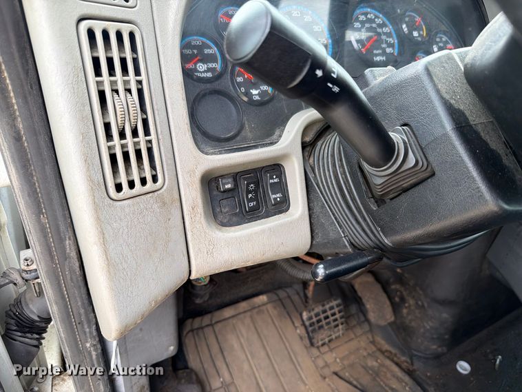 image for item FK4172 2013 International 7400 truck cab and chassis
