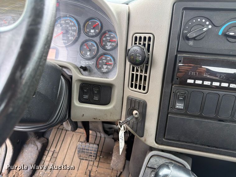 image for item FK4172 2013 International 7400 truck cab and chassis