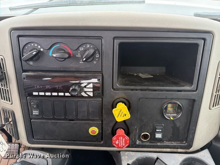 image for item FK4172 2013 International 7400 truck cab and chassis